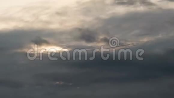 蓝天和太阳中的云视频的预览图