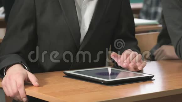 学生用电脑平板电脑看照片视频的预览图