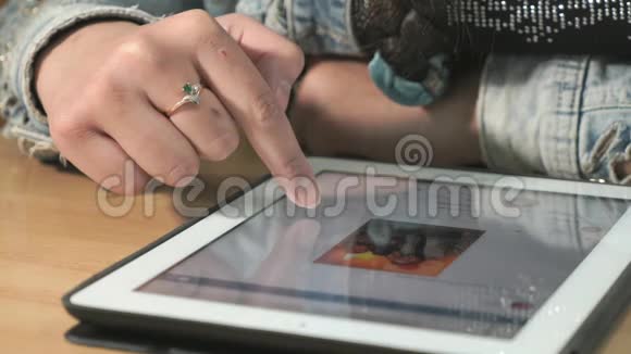 女人用电脑平板电脑看照片视频的预览图