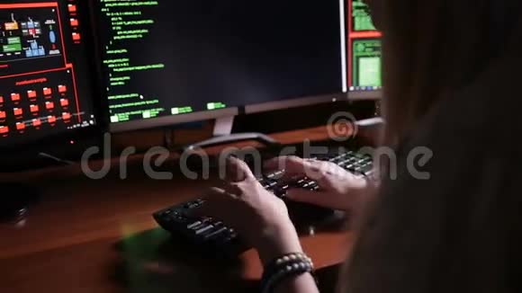 黑客在键盘电脑上打字视频的预览图
