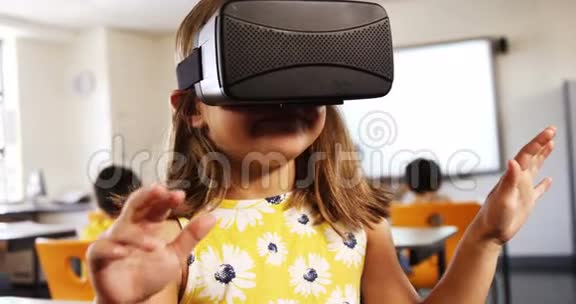 教室里使用虚拟现实耳机的女孩视频的预览图
