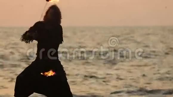 石上刺火波的男艺术家视频的预览图