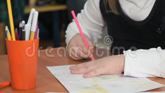 小女孩用彩色铅笔画画视频的预览图
