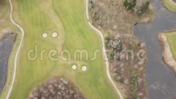 立陶宛湖岸秋季高尔夫球场空中无人机顶景4KUHD视频视频的预览图