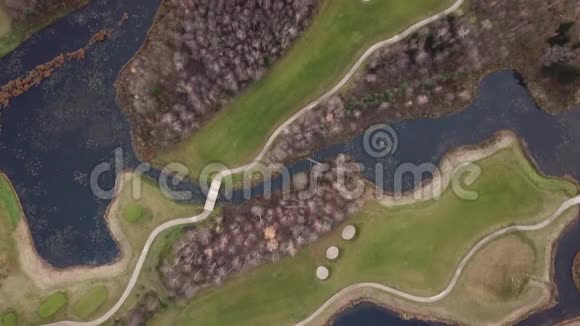 立陶宛湖岸秋季高尔夫球场空中无人机顶景4KUHD视频视频的预览图