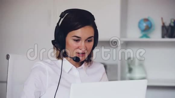 呼叫中心接线员与顾客交谈面带微笑视频的预览图