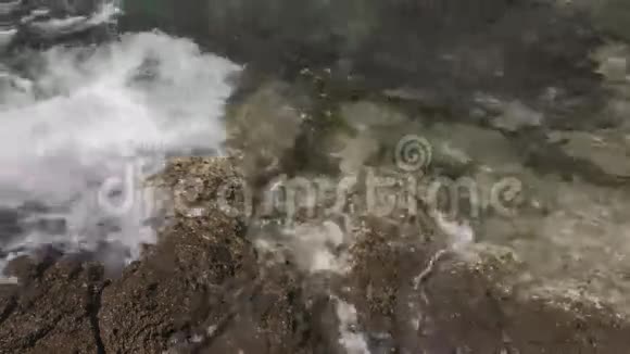 岩石海岸的特写镜头视频的预览图