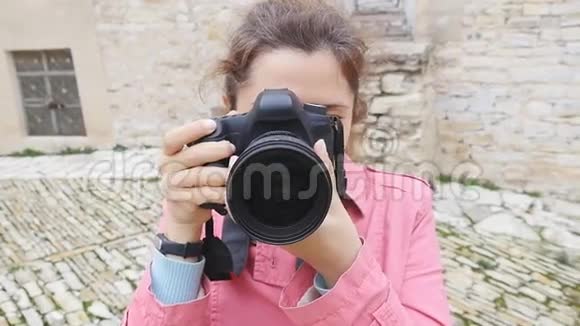 年轻的女摄影师带着相机视频的预览图