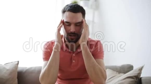 在家头痛的人视频的预览图