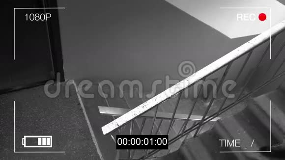 监控摄像头用撬棍抓住了戴面具的强盗视频的预览图