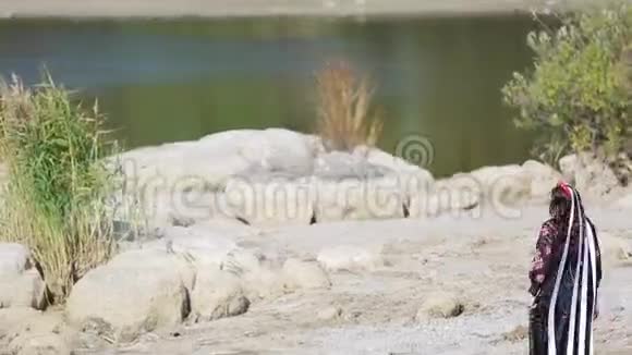 在河边摆姿势的女模特视频的预览图