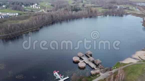 立陶宛湖空中无人机顶景4KUHD视频视频的预览图