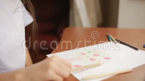 孩子用铅笔画画特写镜头视频的预览图