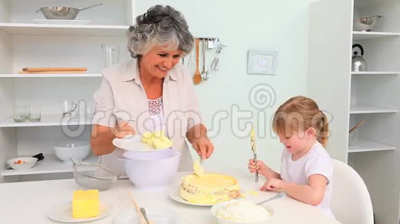 小女孩和她的祖母一起烘焙视频的预览图