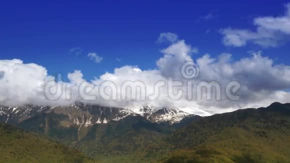 空中观景台飞越山景视频的预览图