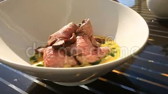 美食餐厅的一道菜特写镜头蔬菜猪肉视频的预览图