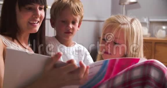 母亲带着孩子一起读书视频的预览图