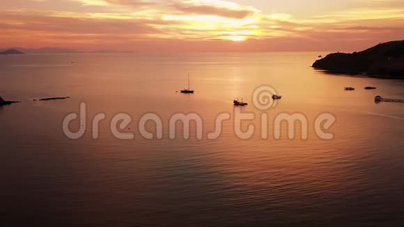 海上美丽的空中日落景色视频的预览图