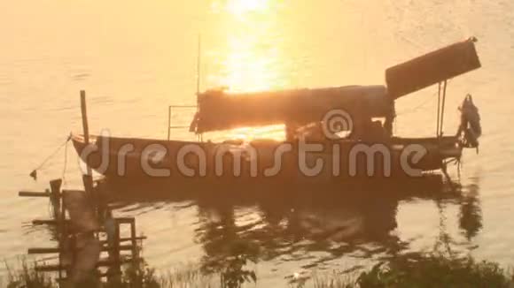 河上的渔船视频的预览图