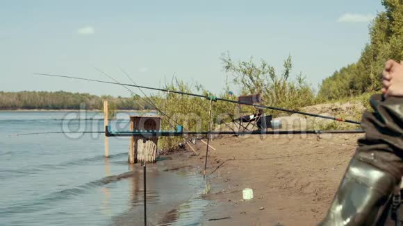 河水上的钓鱼竿等着咬人视频的预览图