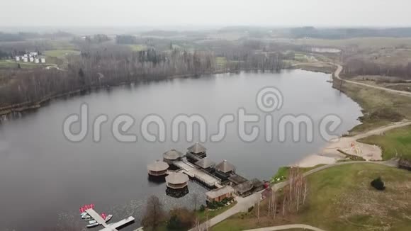 立陶宛湖空中无人机顶景4KUHD视频视频的预览图