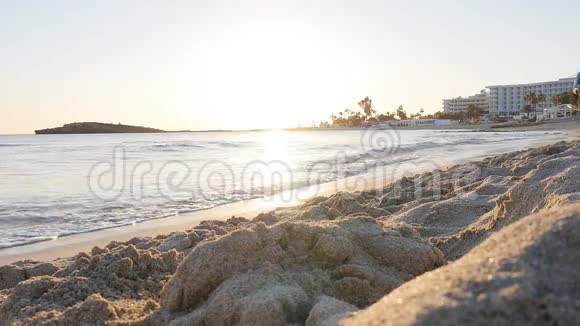 日落时分在沙滩上奔跑的年轻女子视频的预览图