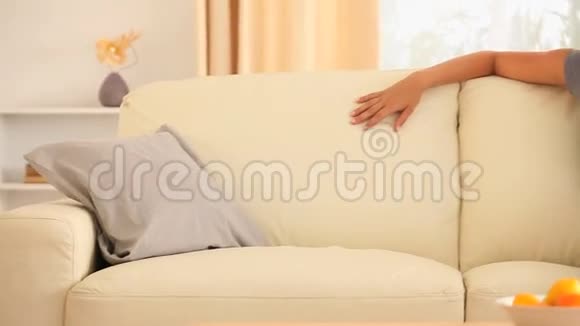笑的女人坐在沙发上视频的预览图
