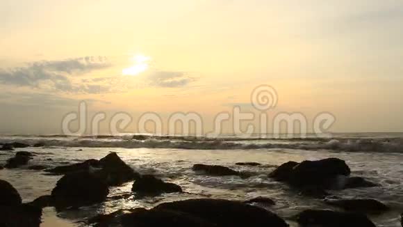 海滩上的日出视频的预览图
