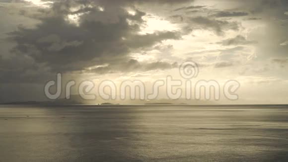 美丽的日落在海上视频的预览图
