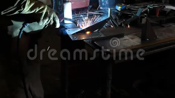 工人在工厂焊接在工业厂房上焊接视频的预览图
