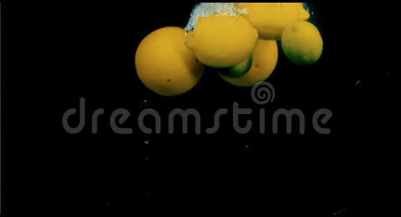 黑色背景下水中的柑橘类水果视频的预览图