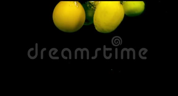 黑色背景下水中的柑橘类水果视频的预览图
