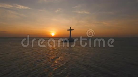 日落时分天主教十字架在海里视频的预览图