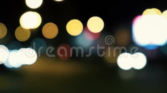 城市夜景夜晚交通灯的分散视频的预览图