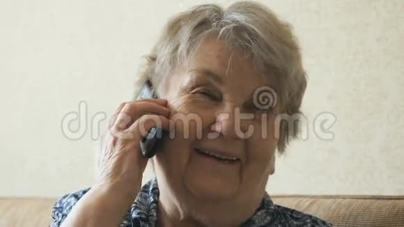 在智能手机上说话的老妇人视频的预览图
