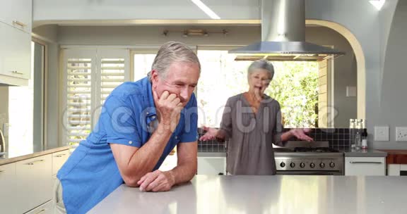 年长夫妇互相争吵视频的预览图
