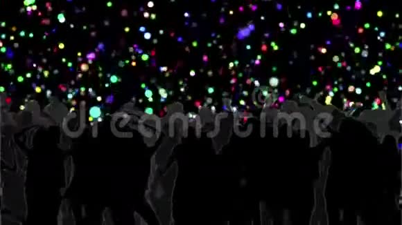 跳舞的人群发光的圆圈在黑色上移动视频的预览图