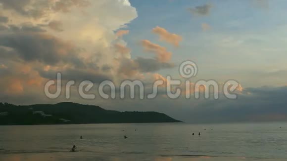 普吉岛的傍晚海滩视频的预览图