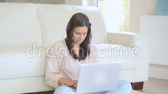 女人检查账单视频的预览图