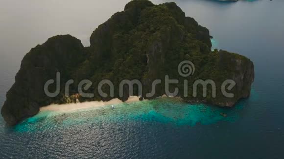 热带海滩鸟瞰热带岛屿视频的预览图