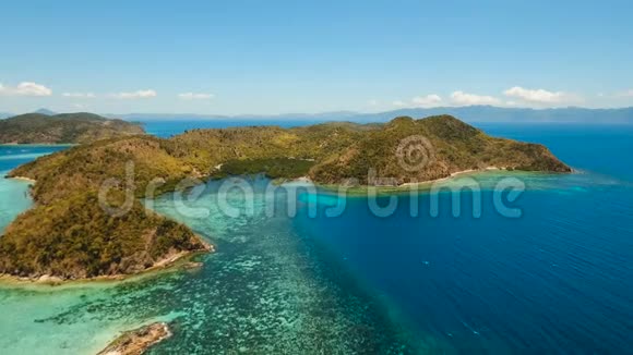 鸟瞰热带泻湖大海沙滩热带岛屿菲律宾巴拉望布桑加视频的预览图