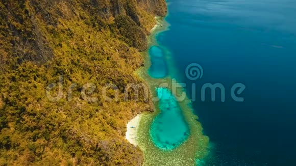 鸟瞰热带泻湖大海沙滩热带岛屿菲律宾巴拉望布桑加视频的预览图