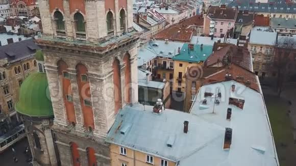 利沃夫历史中心鸟瞰图无人机射击视频的预览图