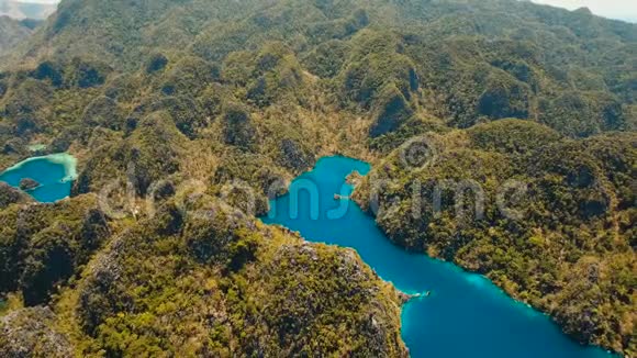 鸟瞰热带泻湖大海沙滩热带岛屿菲律宾巴拉望布桑加视频的预览图