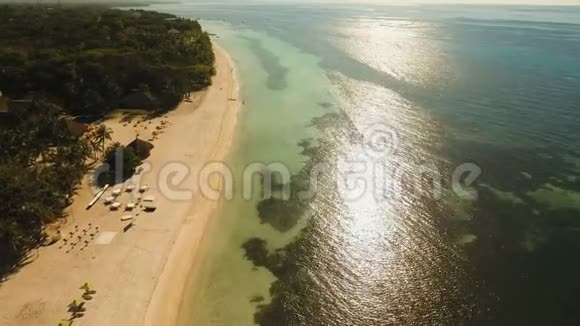 在热带岛屿上鸟瞰美丽的海滩菲律宾博霍尔视频的预览图