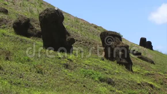 莫艾在复活节岛的山上视频的预览图