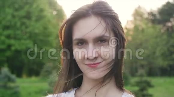 在森林里日落时微笑的女人视频的预览图