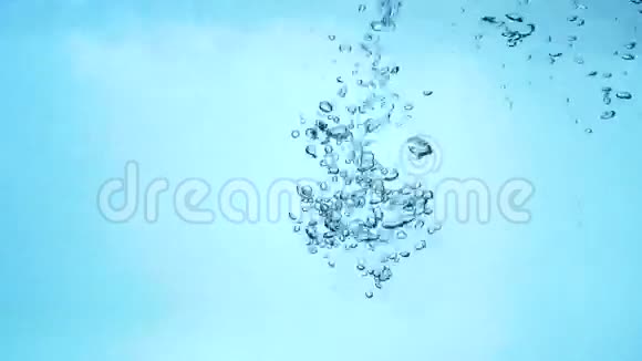气泡在水中缓慢运动视频的预览图