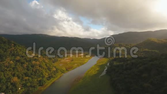雨林中的山河菲律宾Camiguin岛视频的预览图