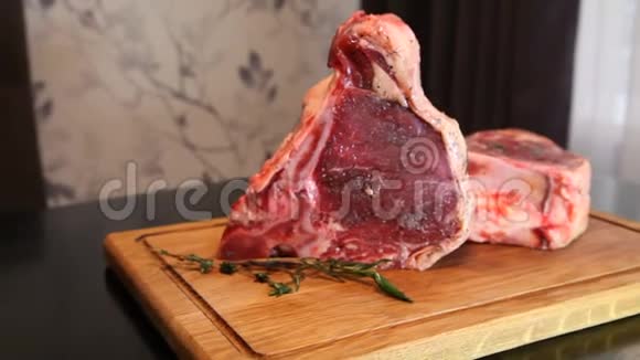 牛肉牛排生鲜肉Ribeye牛排生肉视频的预览图